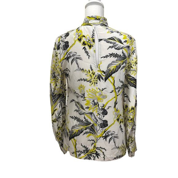 DVF white/black/green silk top, feminine, elegant, Parisian chic, artistic - Picture 3 of 6